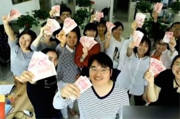 Verdikleri her kilo için çalışanlarına para ödüyor 2