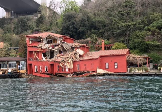 Tarihi yalı kaza sonrası bu hale geldi 14