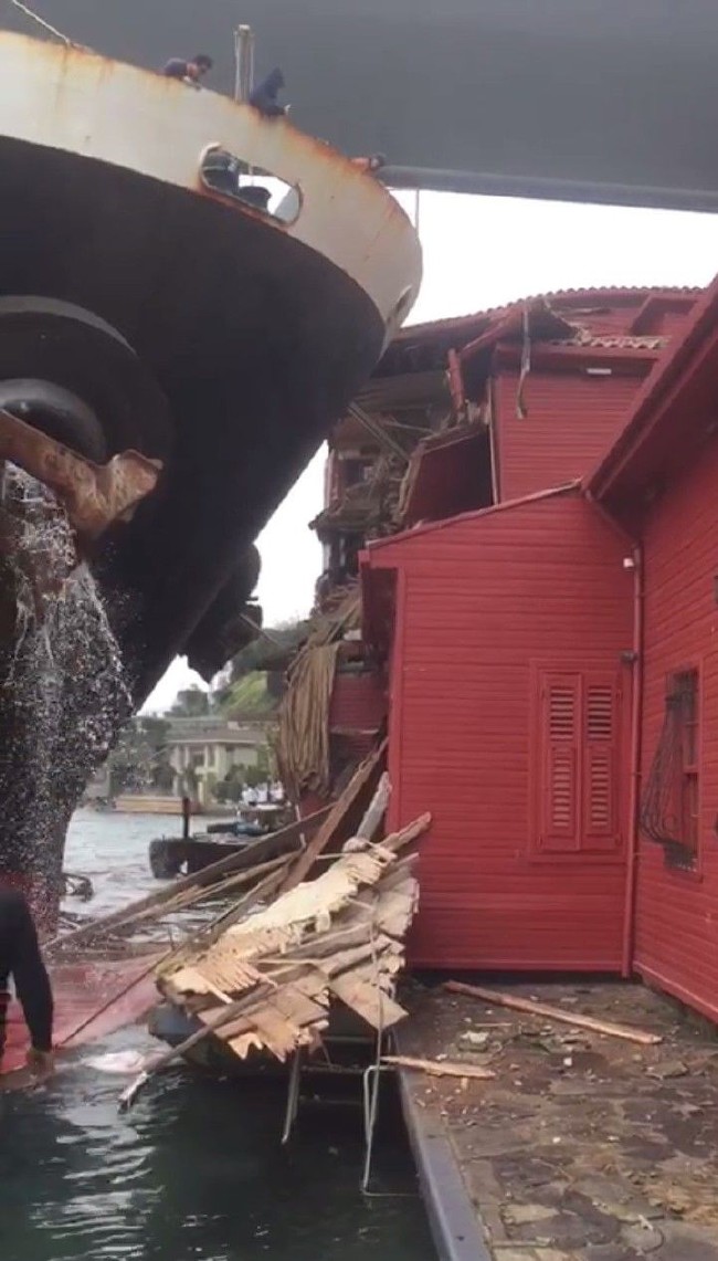 Tarihi yalı kaza sonrası bu hale geldi 16