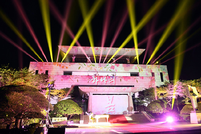 Tarihi zirvede ilk kez basının önüne geçti 14