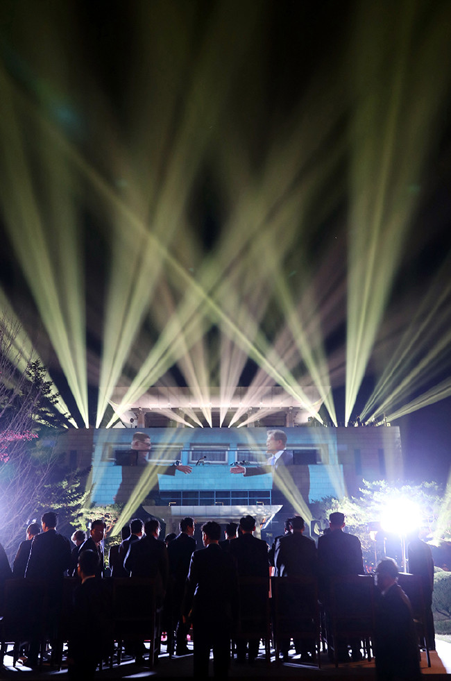 Tarihi zirvede ilk kez basının önüne geçti 18