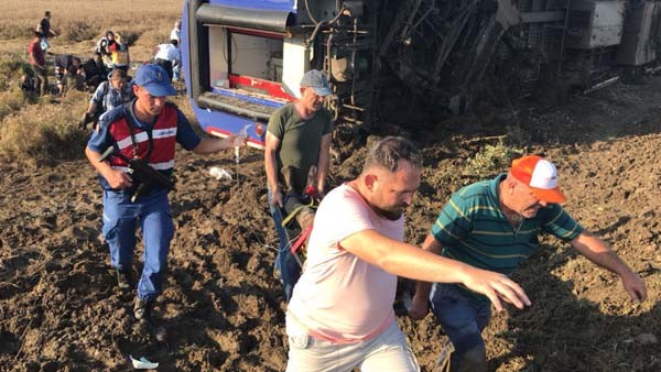 Tekirdağ tren kazası sonrası olay yerinden ilk görüntüler 14