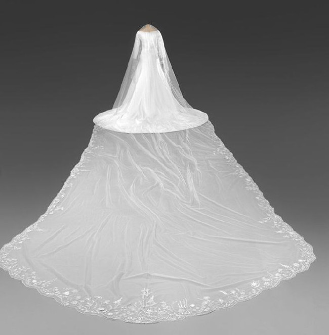 Meghan Markle'ın gelinliği görücüye çıkıyor 11