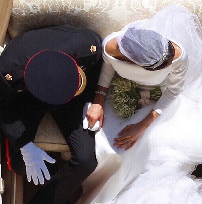 Meghan Markle'ın gelinliği görücüye çıkıyor 7