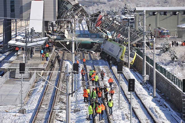Hızlı tren kazasından kahreden kareler 25