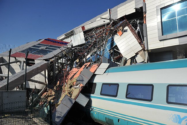 Hızlı tren kazasından kahreden kareler 22
