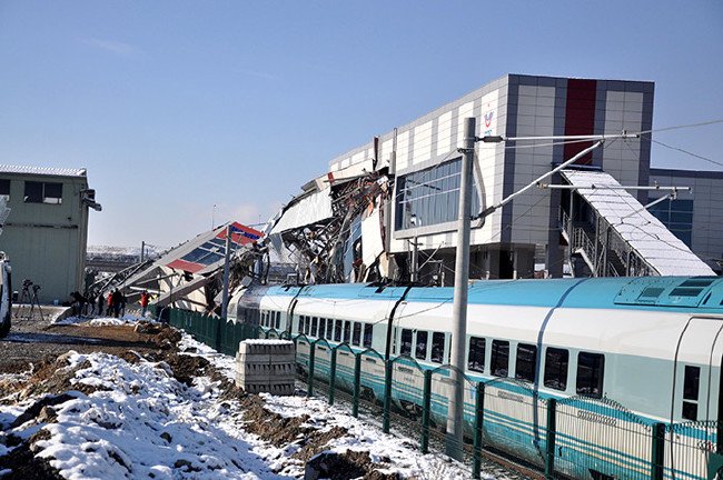 Hızlı tren kazasından kahreden kareler 5