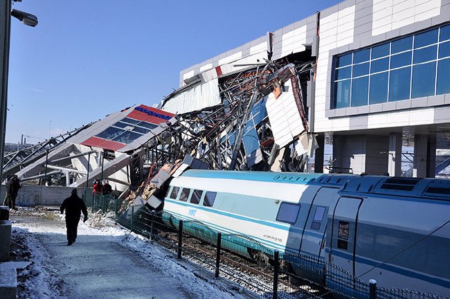Hızlı tren kazasından kahreden kareler 2