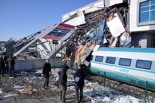 Hızlı tren kazasından kahreden kareler 1
