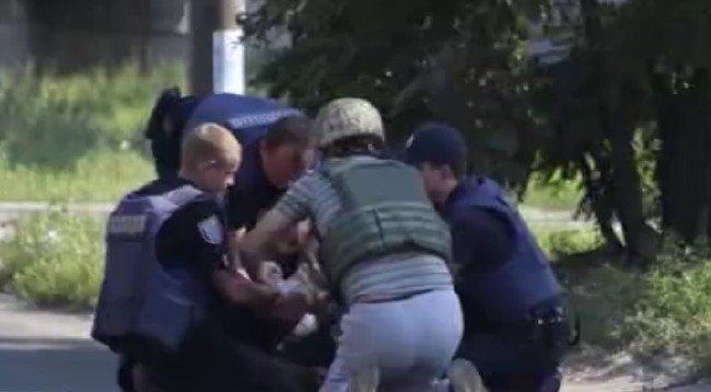 Arkadaşına el bombası verdi, pimini çekip kaçtı 13