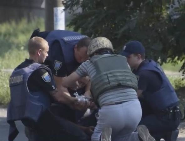 Arkadaşına el bombası verdi, pimini çekip kaçtı 9