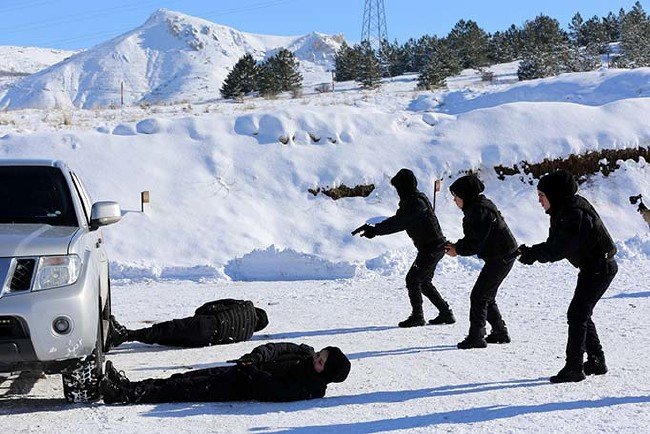 Afgan kadın polisler zorlu kış koşullarında mesleğe hazırlanıyor 1
