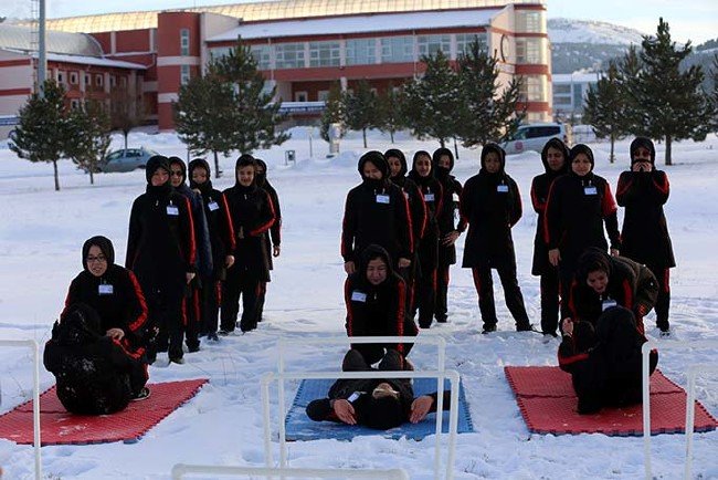 Afgan kadın polisler zorlu kış koşullarında mesleğe hazırlanıyor 15