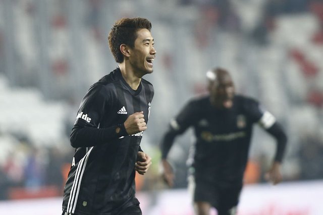 Sosyal medya Kagawa ile yıkıldı 24