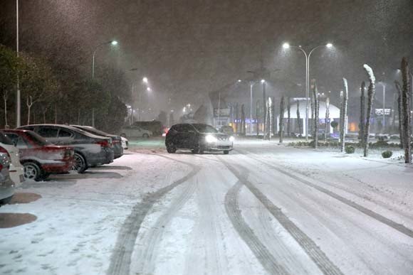 İstanbul beyaza büründü, Vali Yerlikaya uyardı! 8