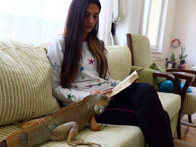 10 yıldır evinde onunla yaşıyor 1