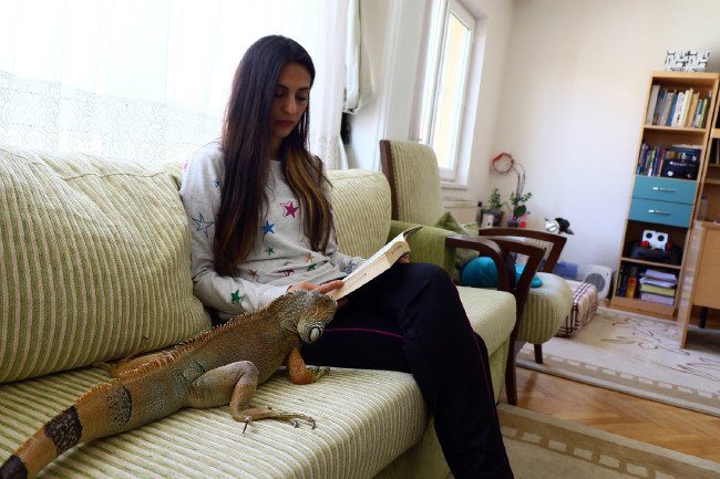 10 yıldır evinde onunla yaşıyor 3