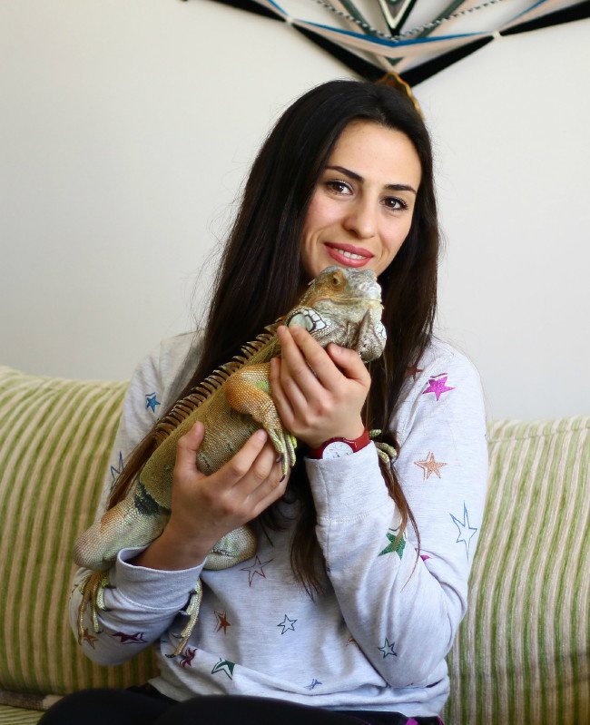 10 yıldır evinde onunla yaşıyor 8