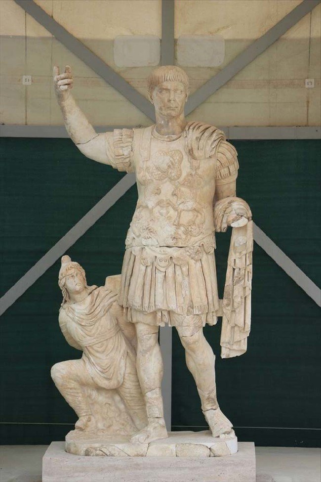 Laodikya'da İmparator Traian'ın zırhlı heykeli bulundu 1