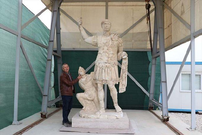 Laodikya'da İmparator Traian'ın zırhlı heykeli bulundu 4