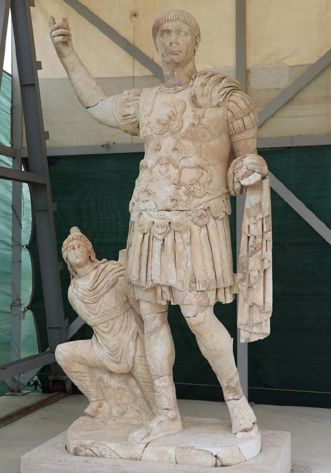 Laodikya'da İmparator Traian'ın zırhlı heykeli bulundu 5
