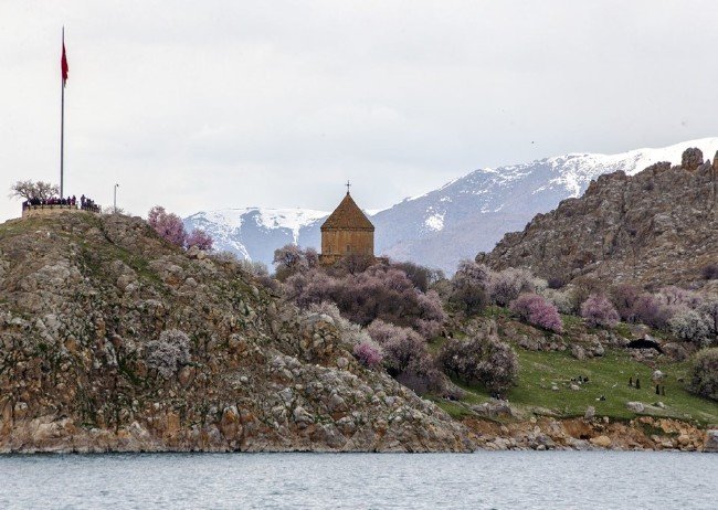 Akdamar Adası'nda ilkbahar güzelliği 16