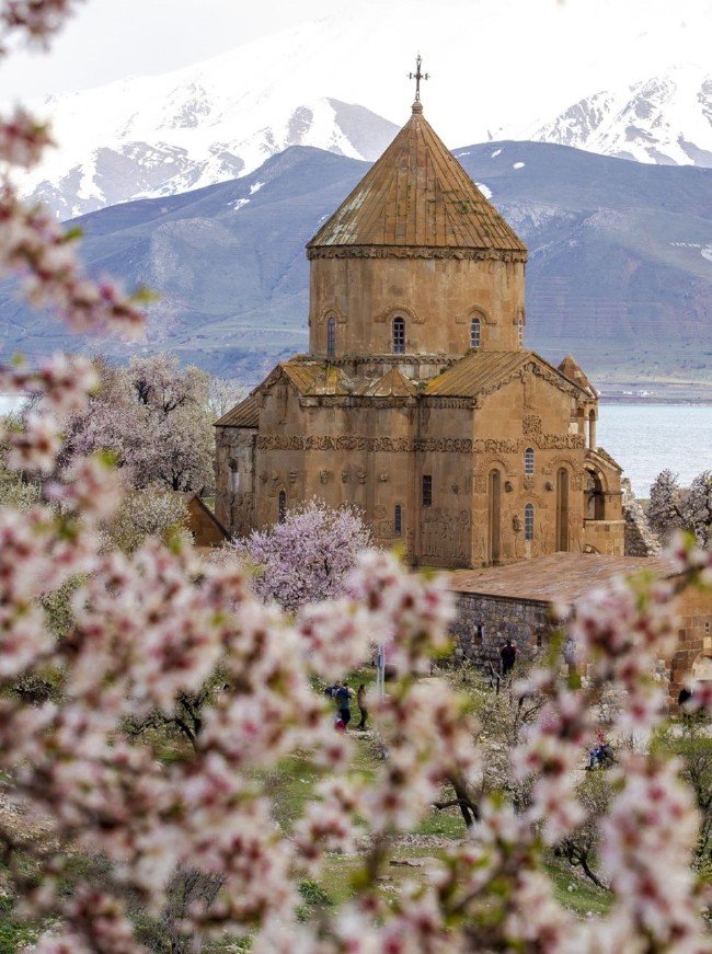 Akdamar Adası'nda ilkbahar güzelliği 24