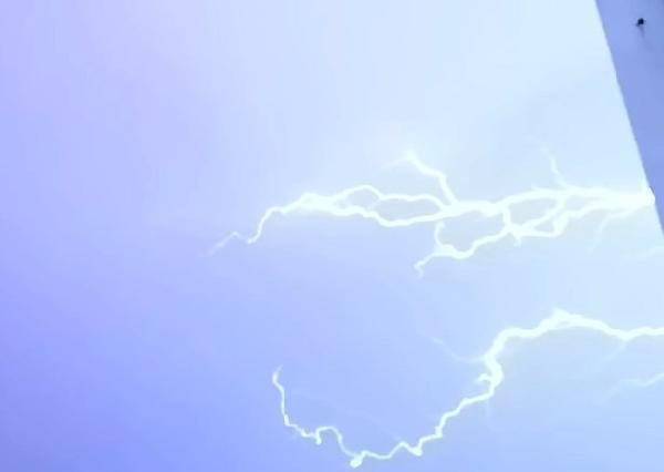 Diyarbakır'da şimşekli gece 8