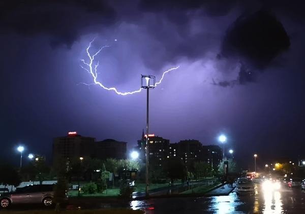 Diyarbakır'da şimşekli gece 3