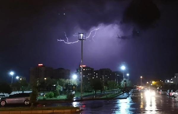 Diyarbakır'da şimşekli gece 18