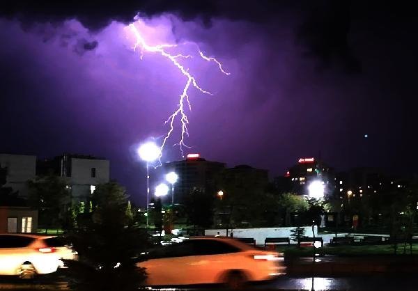 Diyarbakır'da şimşekli gece 2