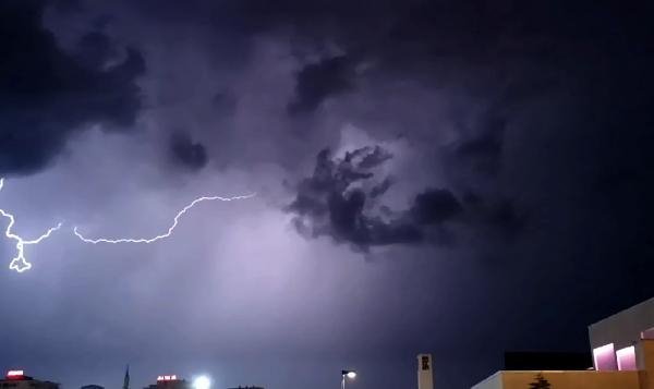 Diyarbakır'da şimşekli gece 9