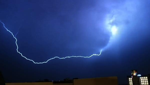 Diyarbakır'da şimşekli gece 15