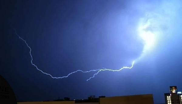 Diyarbakır'da şimşekli gece 12