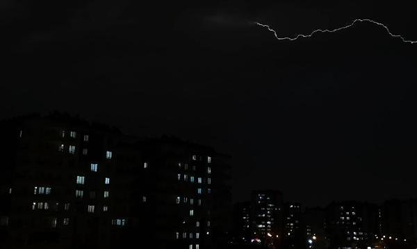 Diyarbakır'da şimşekli gece 10