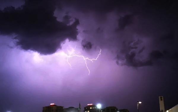 Diyarbakır'da şimşekli gece 14