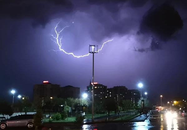 Diyarbakır'da şimşekli gece 13