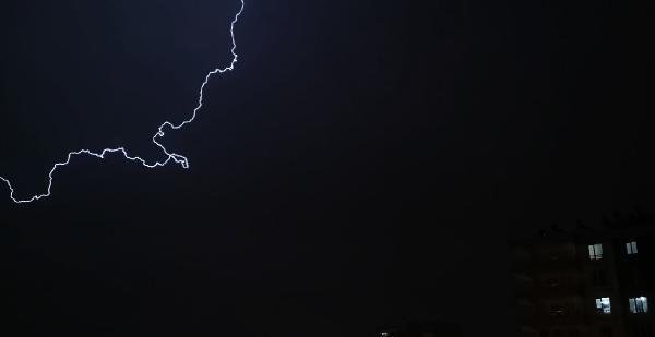Diyarbakır'da şimşekli gece 11