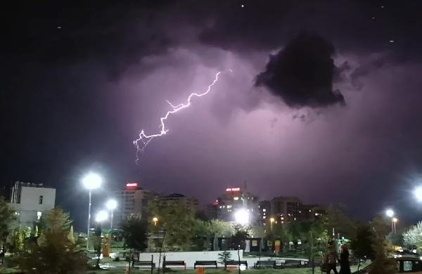 Diyarbakır'da şimşekli gece 19