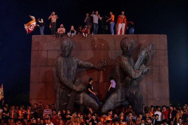 Taksim'de 'Sarı-Kırmızı' bayram 17