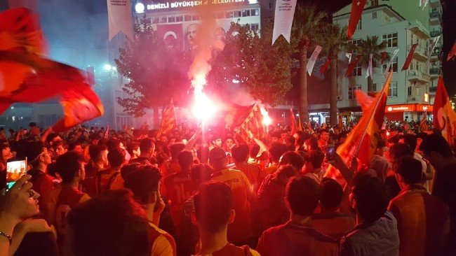 Taksim'de 'Sarı-Kırmızı' bayram 20