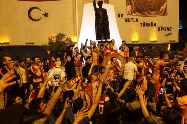 Taksim'de 'Sarı-Kırmızı' bayram 21