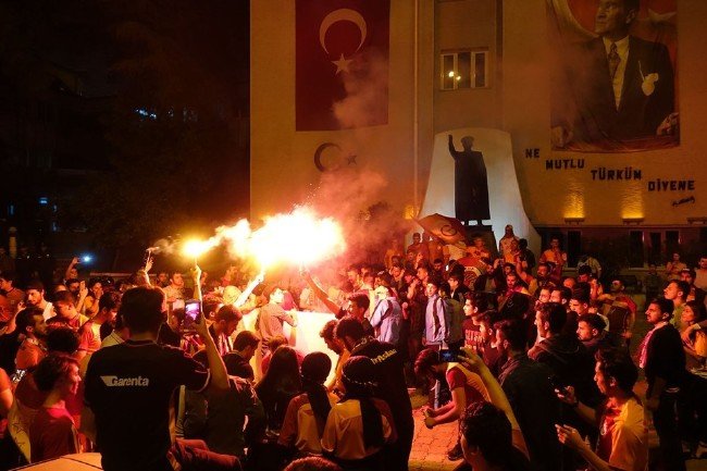 Taksim'de 'Sarı-Kırmızı' bayram 22