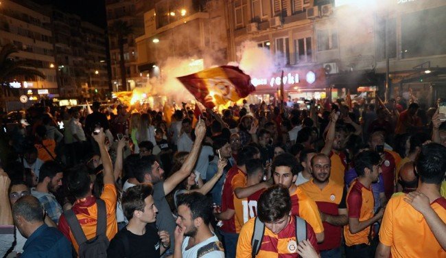 Taksim'de 'Sarı-Kırmızı' bayram 24