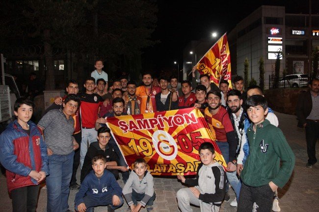 Taksim'de 'Sarı-Kırmızı' bayram 25