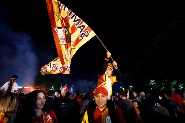 Taksim'de 'Sarı-Kırmızı' bayram 26