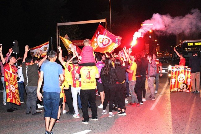 Taksim'de 'Sarı-Kırmızı' bayram 27