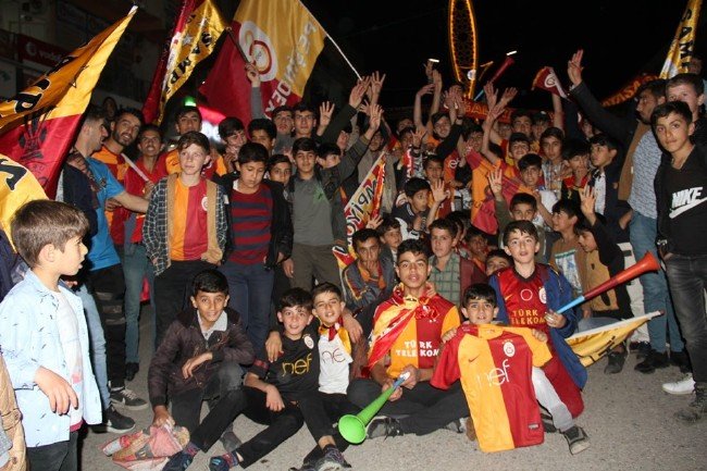 Taksim'de 'Sarı-Kırmızı' bayram 1