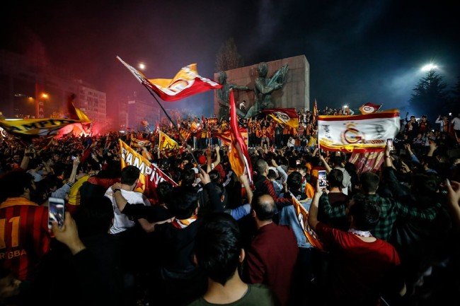 Taksim'de 'Sarı-Kırmızı' bayram 3