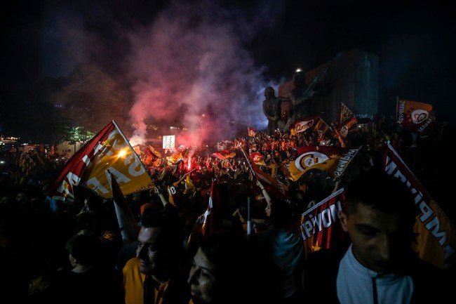 Taksim'de 'Sarı-Kırmızı' bayram 4